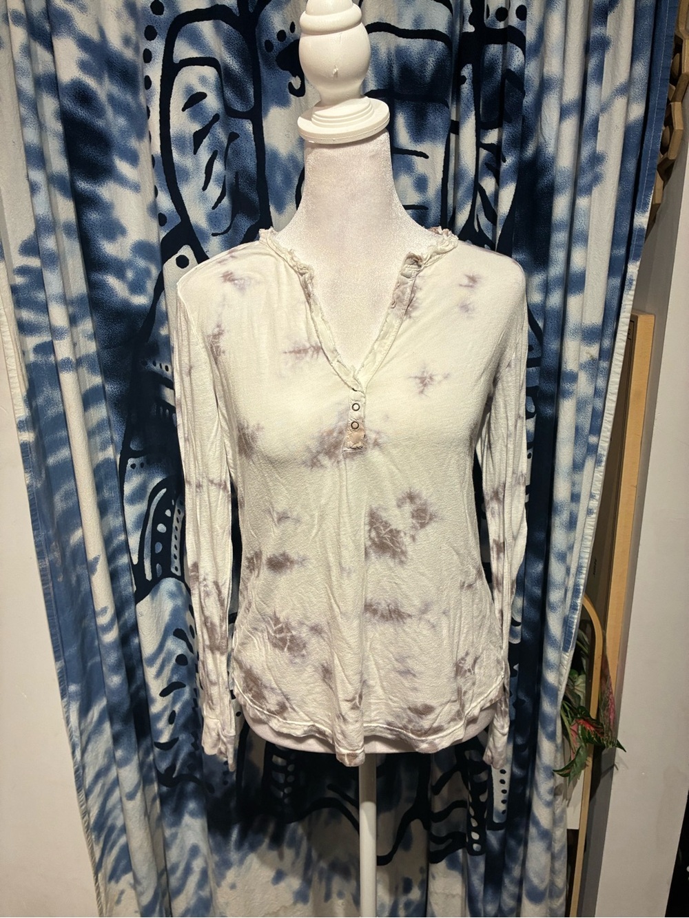 Young Fabulous & Broke White and Taupe Tie-Dye Henley Long Sleeve Top